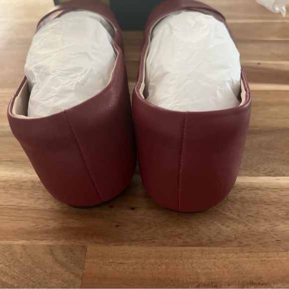 New in box Xero brand women’s flats in a raspberry color Size 9.5 - Picture 3 of 10